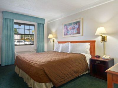 Super 8 By Wyndham Austell/six Flags Austell