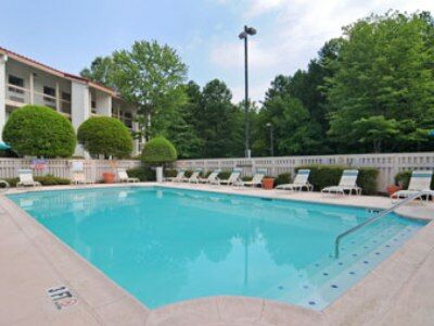 Super 8 By Wyndham Austell/six Flags