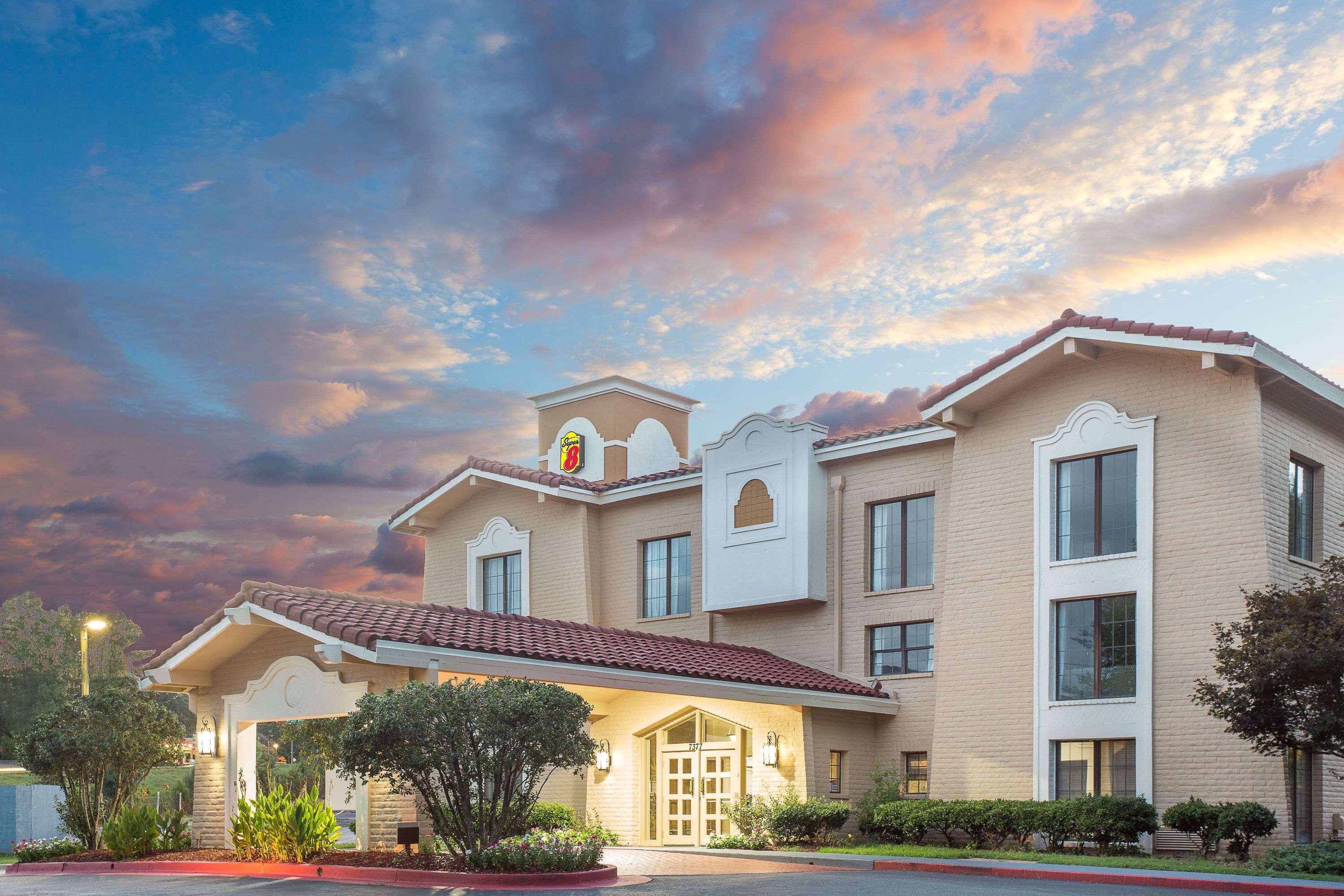 Super 8 By Wyndham Austell/six Flags Hotel 2*