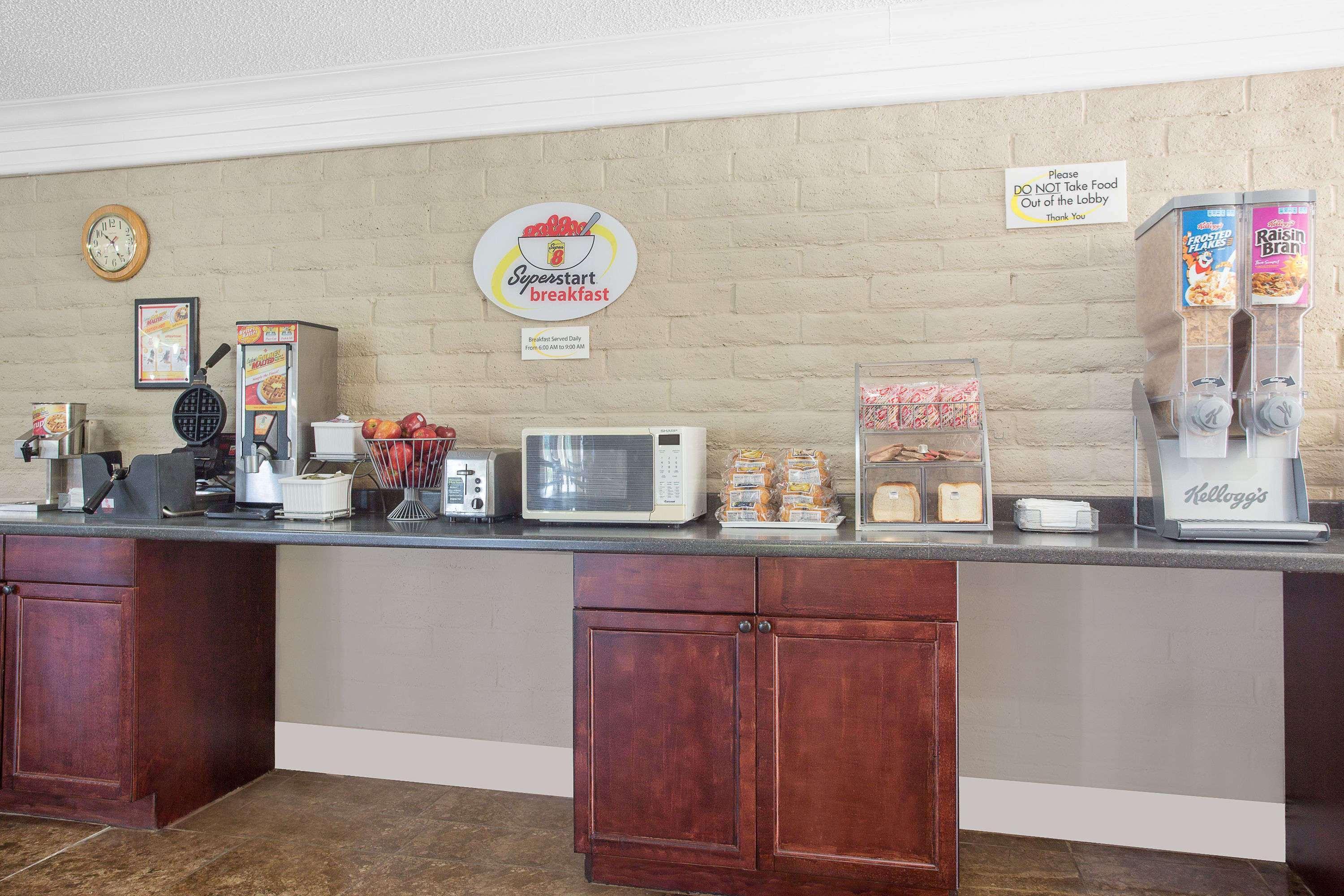 Super 8 By Wyndham Austell/six Flags Hotel