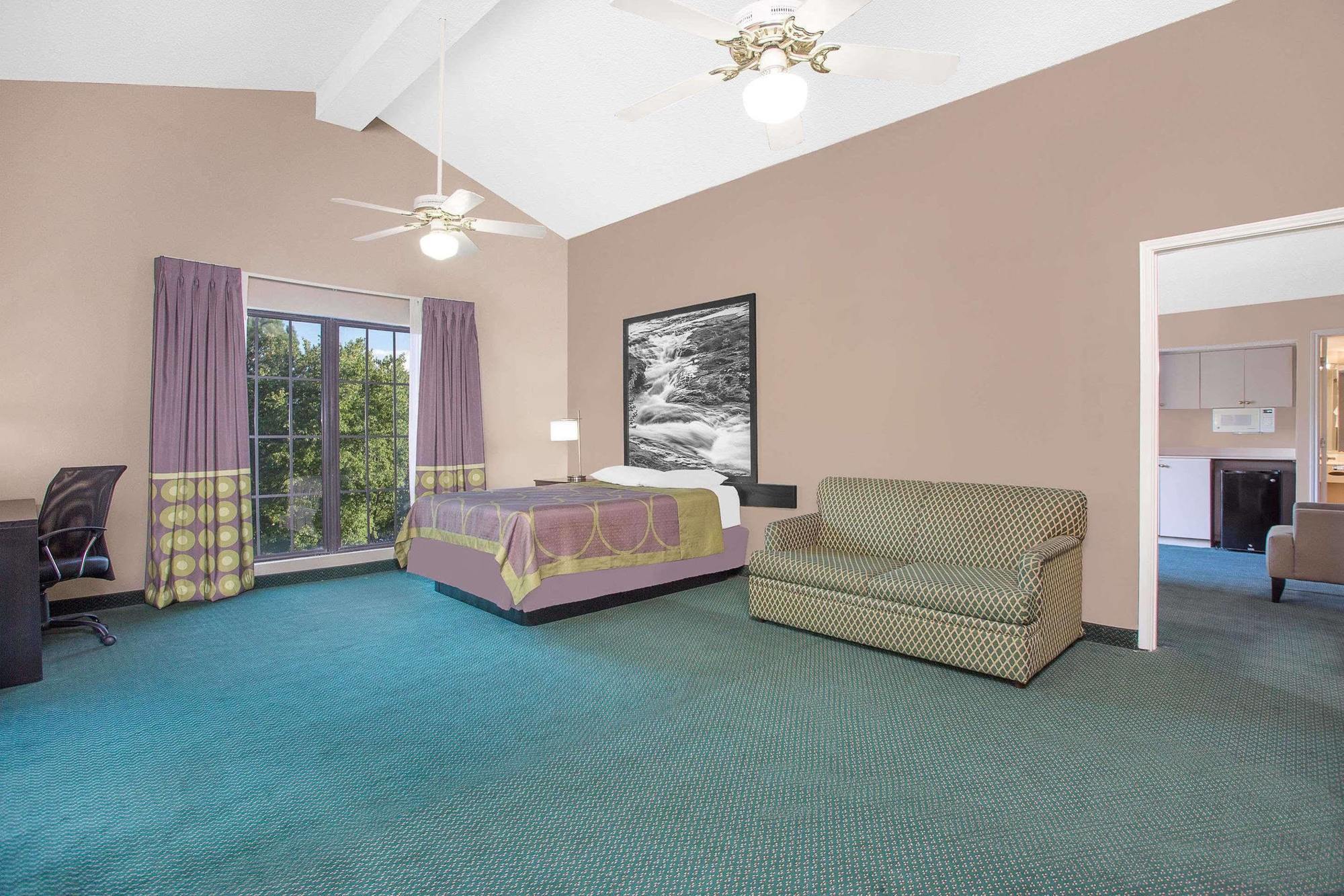 Super 8 By Wyndham Austell/six Flags Austell